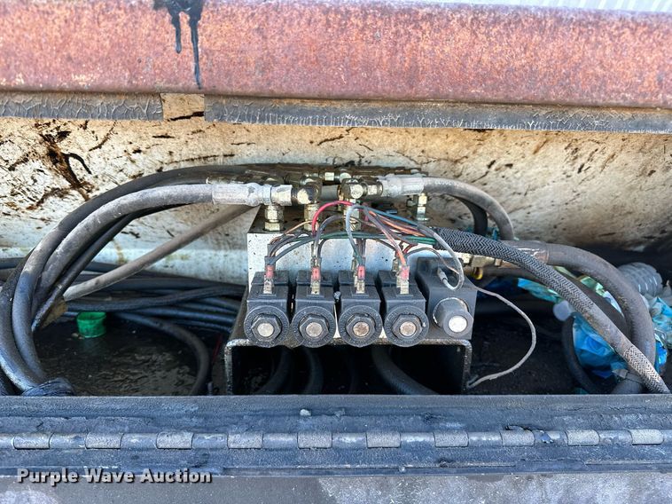 image for item NQ9471 2000 GMC C7500  oil distributor truck