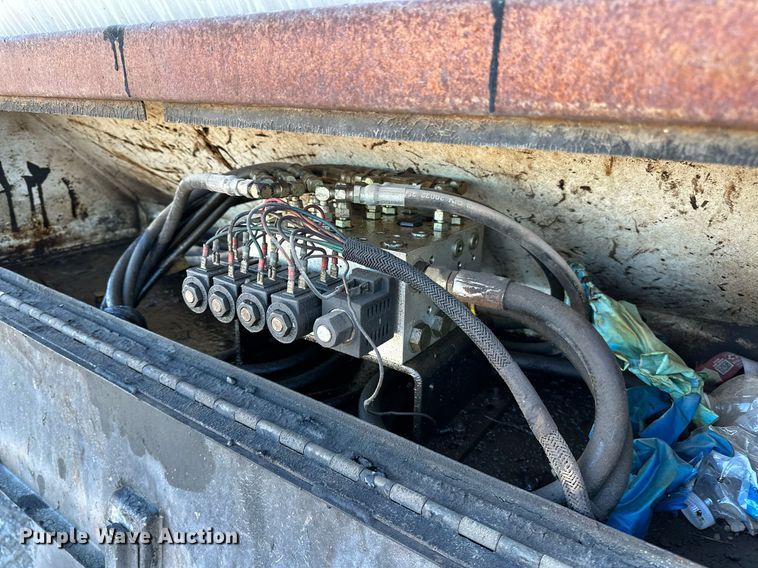 image for item NQ9471 2000 GMC C7500  oil distributor truck