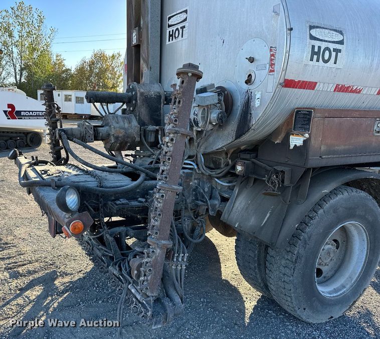 image for item NQ9471 2000 GMC C7500  oil distributor truck