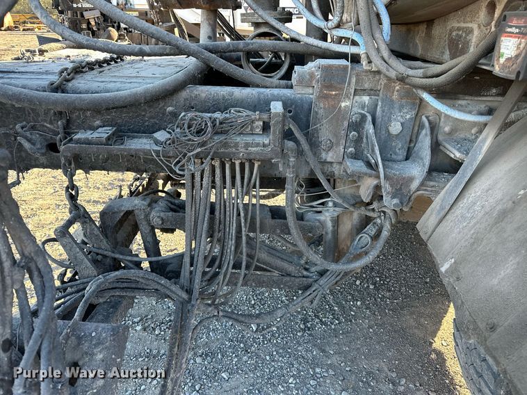 image for item NQ9471 2000 GMC C7500  oil distributor truck