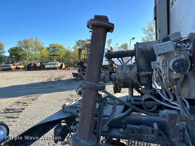 image for item NQ9471 2000 GMC C7500  oil distributor truck