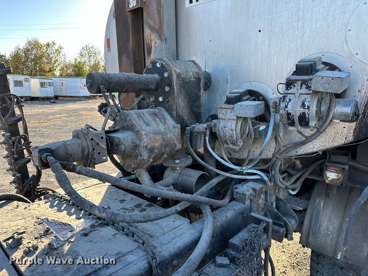 image for item NQ9471 2000 GMC C7500  oil distributor truck