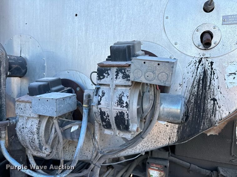 image for item NQ9471 2000 GMC C7500  oil distributor truck