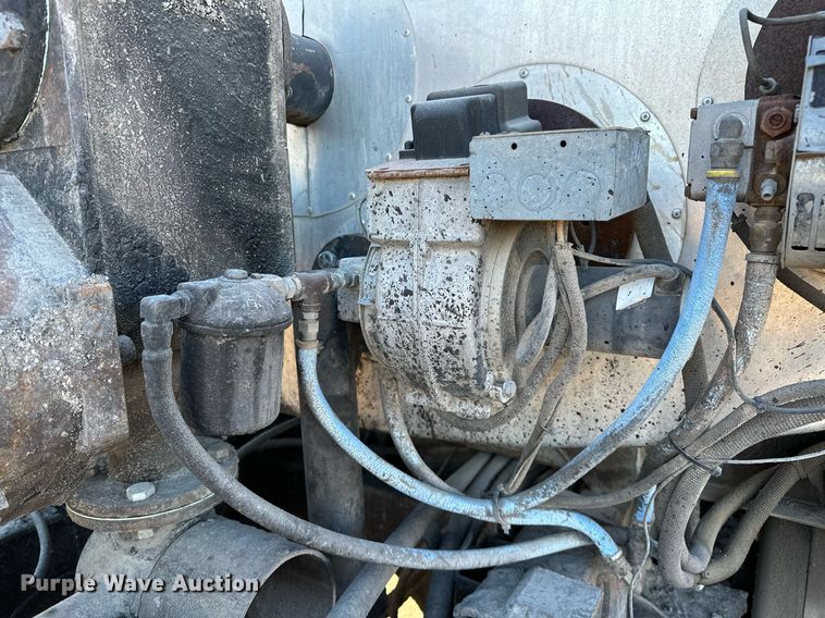 image for item NQ9471 2000 GMC C7500  oil distributor truck