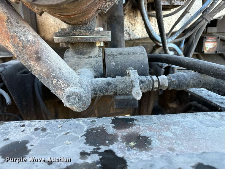 image for item NQ9471 2000 GMC C7500  oil distributor truck