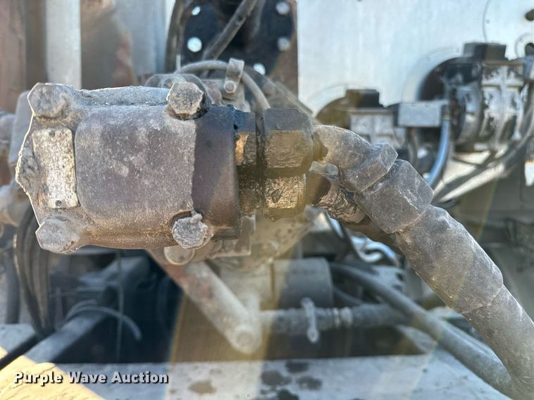 image for item NQ9471 2000 GMC C7500  oil distributor truck