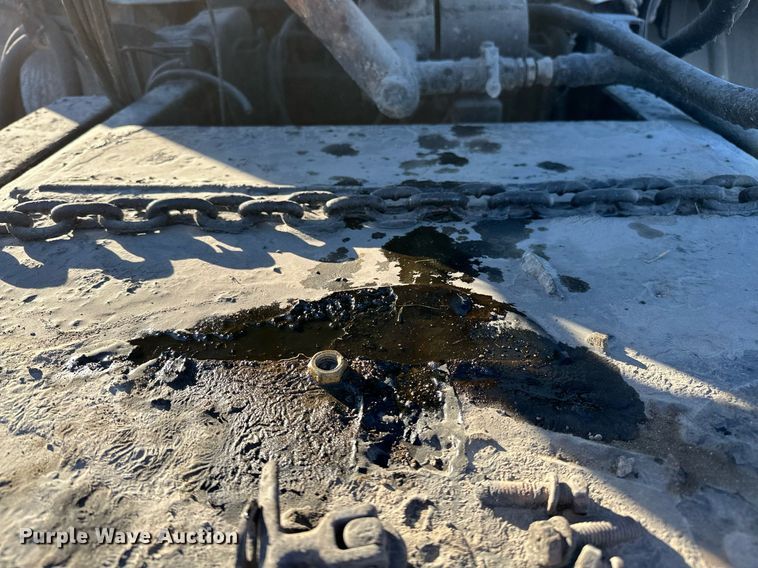 image for item NQ9471 2000 GMC C7500  oil distributor truck