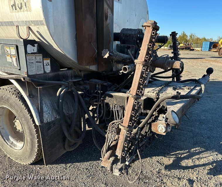 image for item NQ9471 2000 GMC C7500  oil distributor truck