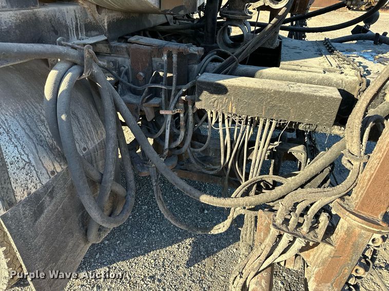 image for item NQ9471 2000 GMC C7500  oil distributor truck