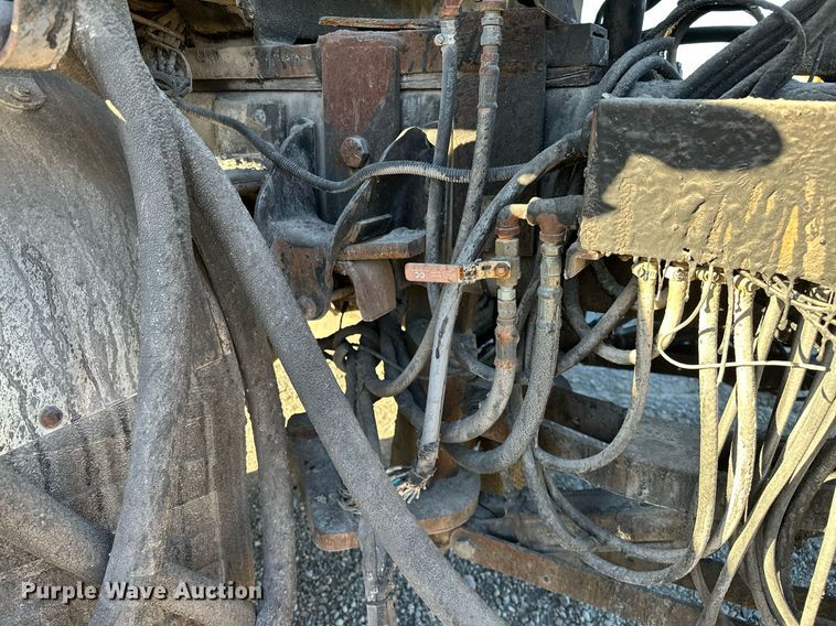 image for item NQ9471 2000 GMC C7500  oil distributor truck