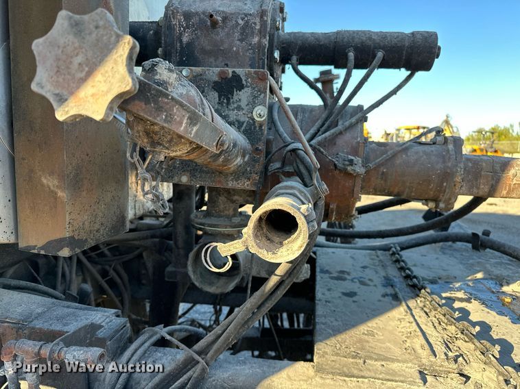 image for item NQ9471 2000 GMC C7500  oil distributor truck