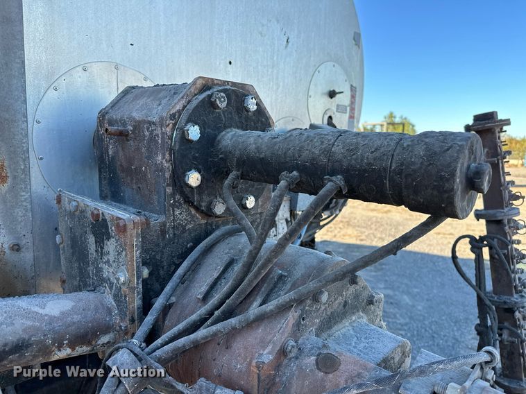 image for item NQ9471 2000 GMC C7500  oil distributor truck