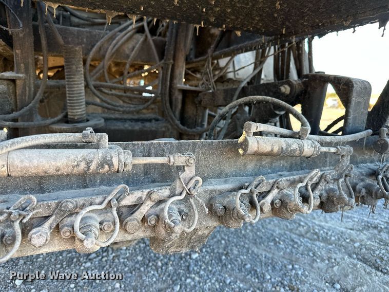 image for item NQ9471 2000 GMC C7500  oil distributor truck