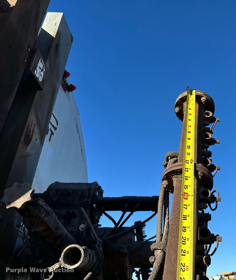 image for item NQ9471 2000 GMC C7500  oil distributor truck