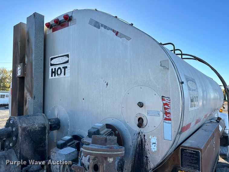 image for item NQ9471 2000 GMC C7500  oil distributor truck