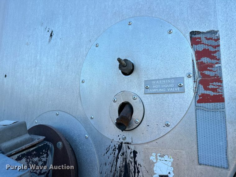 image for item NQ9471 2000 GMC C7500  oil distributor truck