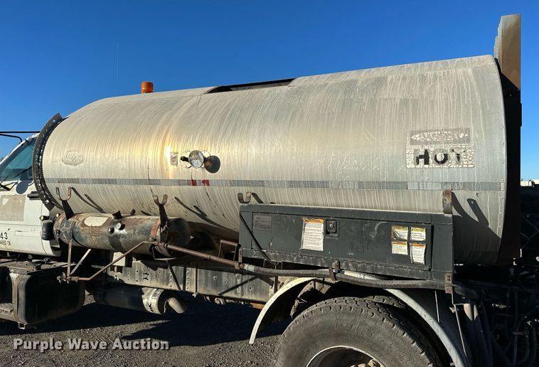 image for item NQ9471 2000 GMC C7500  oil distributor truck