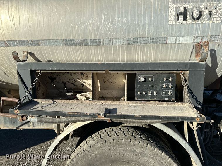 image for item NQ9471 2000 GMC C7500  oil distributor truck