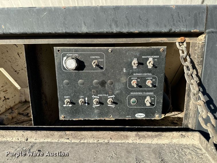 image for item NQ9471 2000 GMC C7500  oil distributor truck