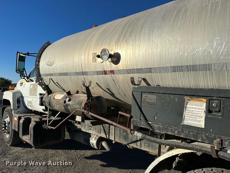 image for item NQ9471 2000 GMC C7500  oil distributor truck