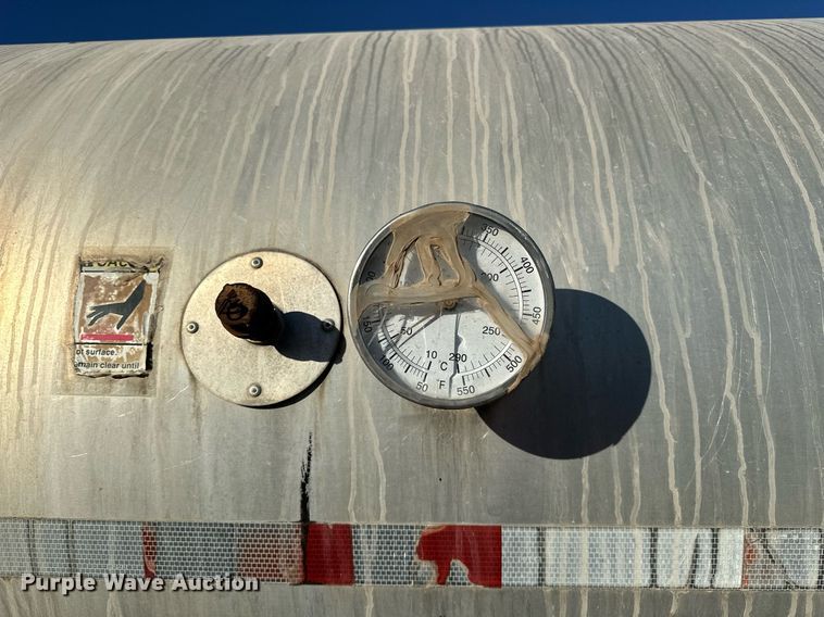 image for item NQ9471 2000 GMC C7500  oil distributor truck