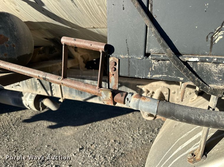 image for item NQ9471 2000 GMC C7500  oil distributor truck