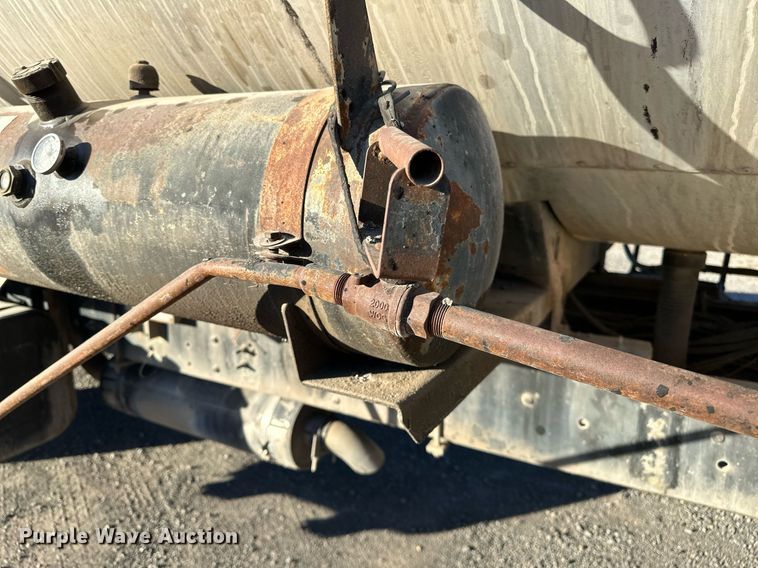 image for item NQ9471 2000 GMC C7500  oil distributor truck