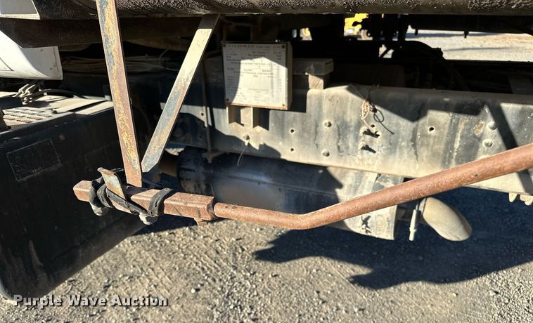 image for item NQ9471 2000 GMC C7500  oil distributor truck