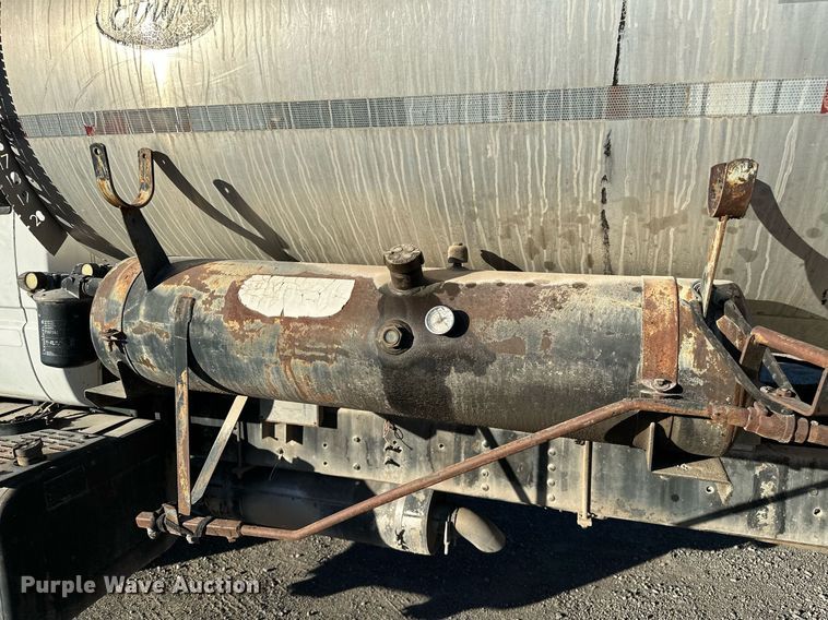 image for item NQ9471 2000 GMC C7500  oil distributor truck