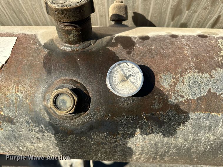 image for item NQ9471 2000 GMC C7500  oil distributor truck