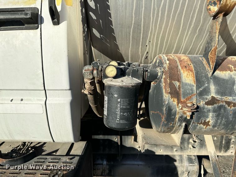 image for item NQ9471 2000 GMC C7500  oil distributor truck