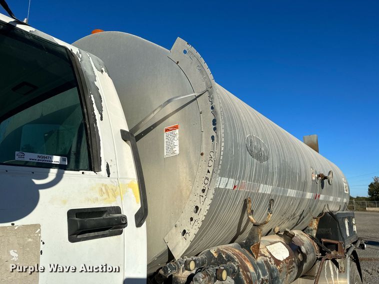 image for item NQ9471 2000 GMC C7500  oil distributor truck