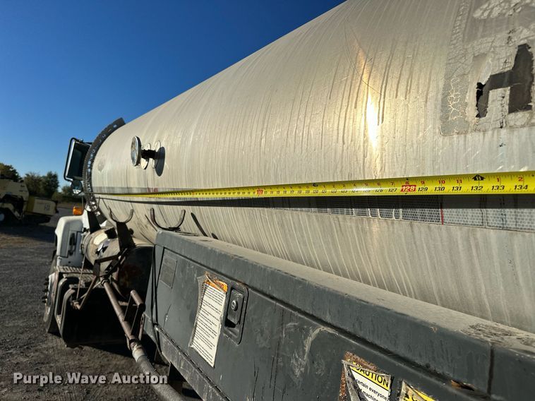 image for item NQ9471 2000 GMC C7500  oil distributor truck