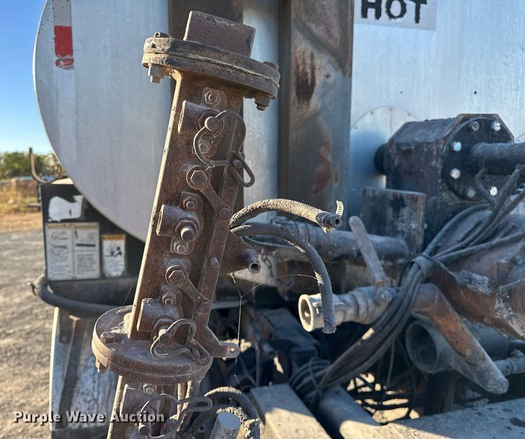 image for item NQ9471 2000 GMC C7500  oil distributor truck