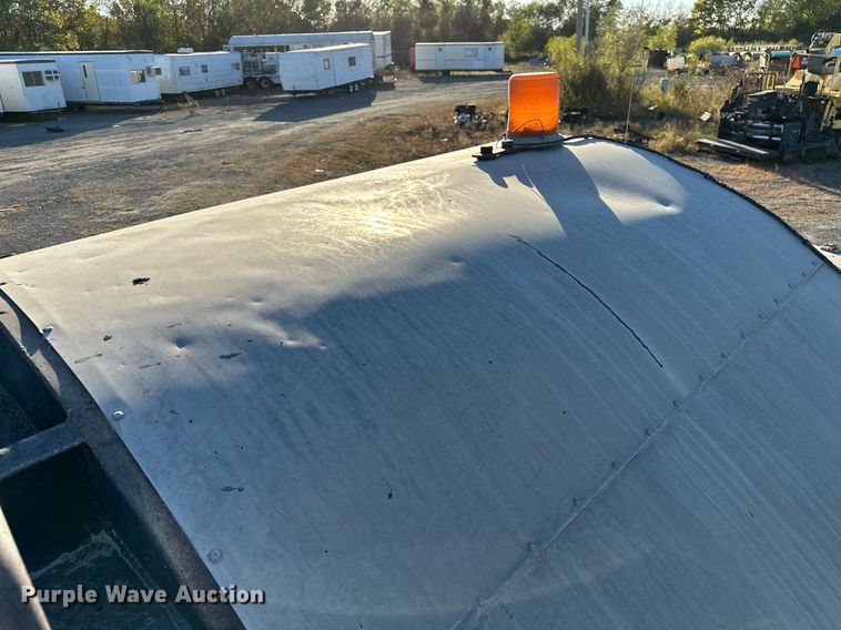 image for item NQ9471 2000 GMC C7500  oil distributor truck