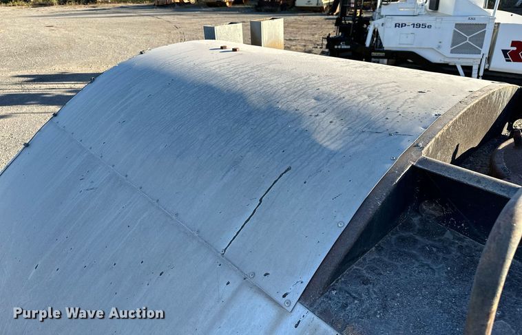 image for item NQ9471 2000 GMC C7500  oil distributor truck