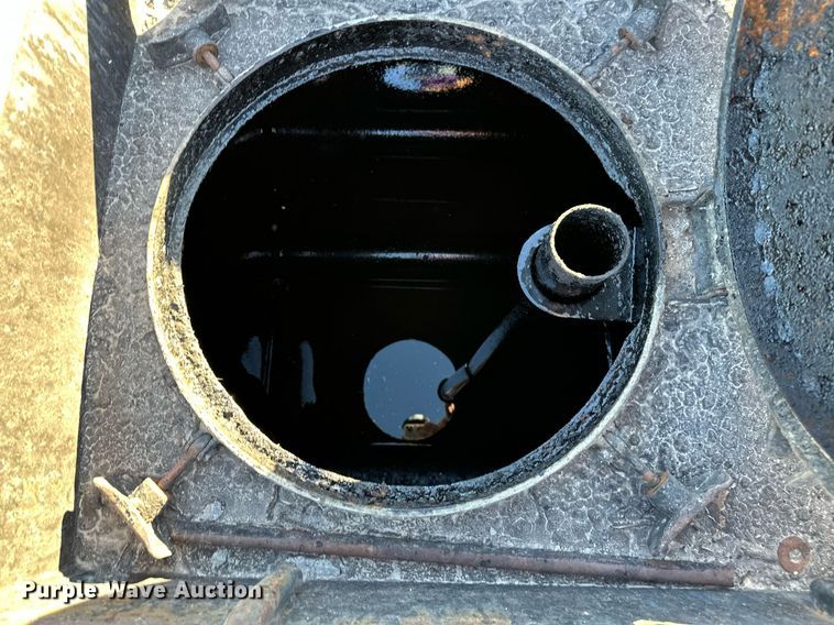 image for item NQ9471 2000 GMC C7500  oil distributor truck