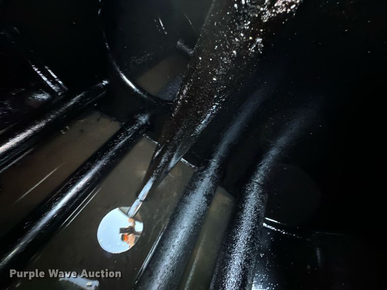 image for item NQ9471 2000 GMC C7500  oil distributor truck