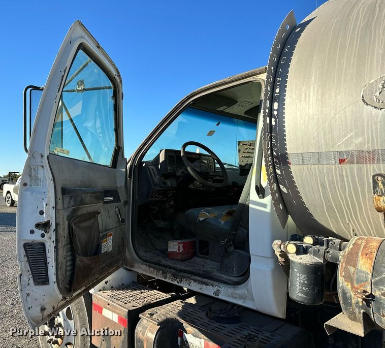 image for item NQ9471 2000 GMC C7500  oil distributor truck