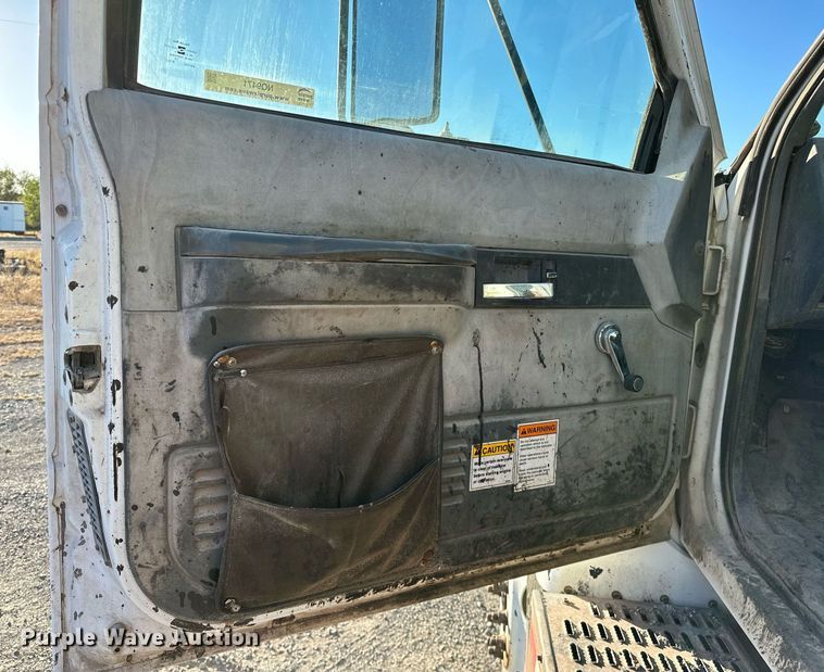 image for item NQ9471 2000 GMC C7500  oil distributor truck