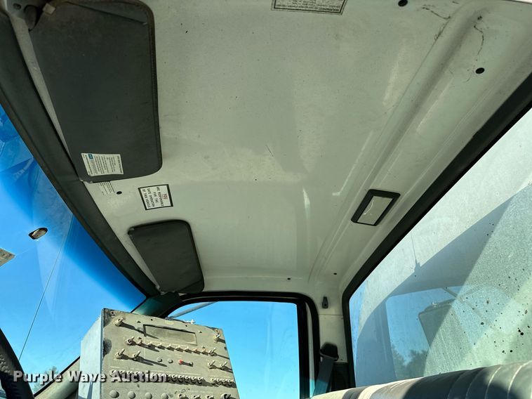 image for item NQ9471 2000 GMC C7500  oil distributor truck