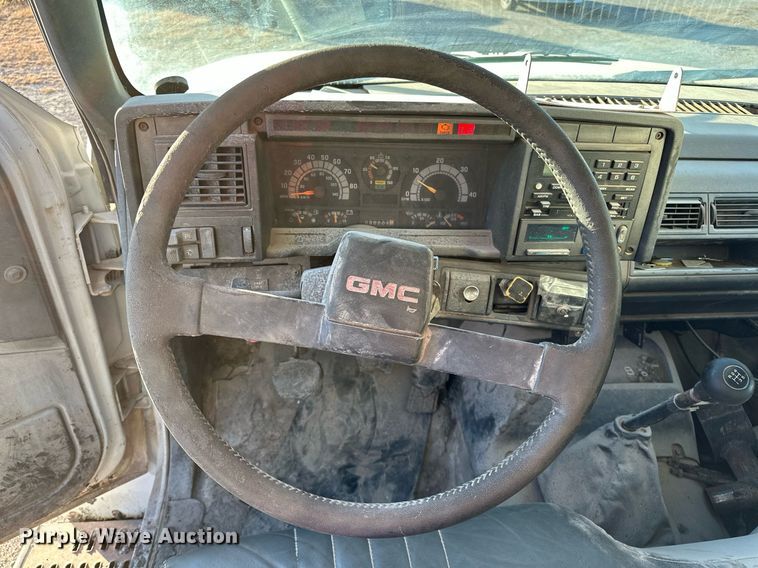 image for item NQ9471 2000 GMC C7500  oil distributor truck