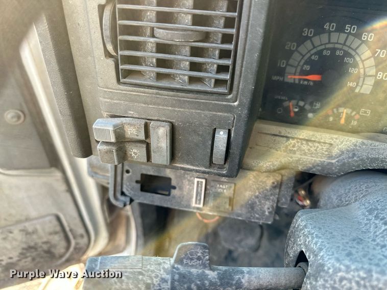 image for item NQ9471 2000 GMC C7500  oil distributor truck