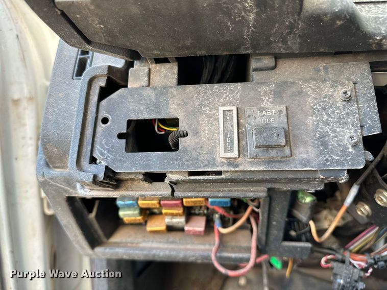 image for item NQ9471 2000 GMC C7500  oil distributor truck