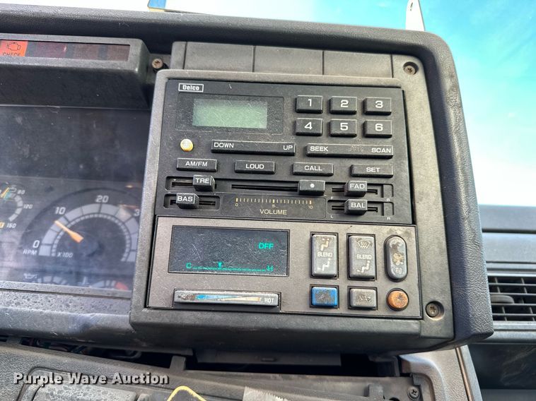 image for item NQ9471 2000 GMC C7500  oil distributor truck