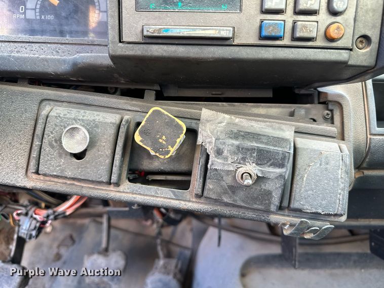 image for item NQ9471 2000 GMC C7500  oil distributor truck