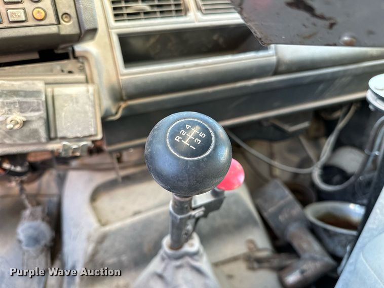 image for item NQ9471 2000 GMC C7500  oil distributor truck