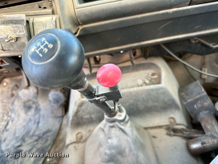 image for item NQ9471 2000 GMC C7500  oil distributor truck