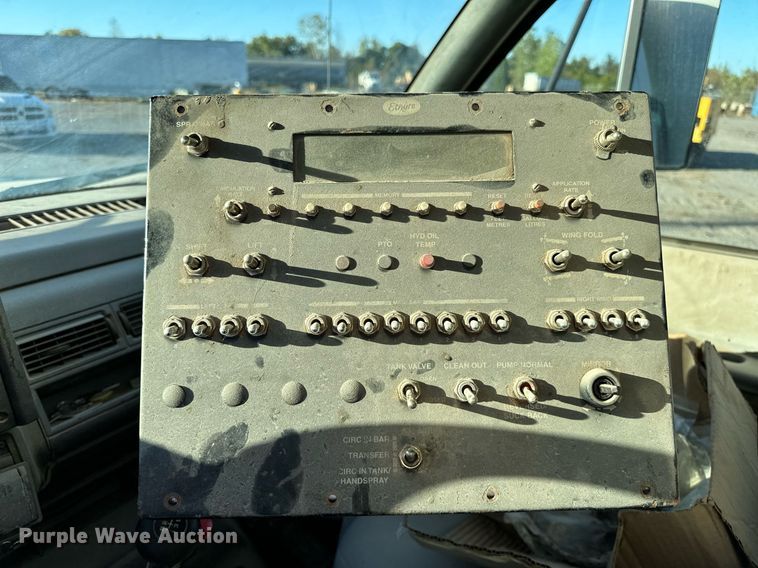 image for item NQ9471 2000 GMC C7500  oil distributor truck