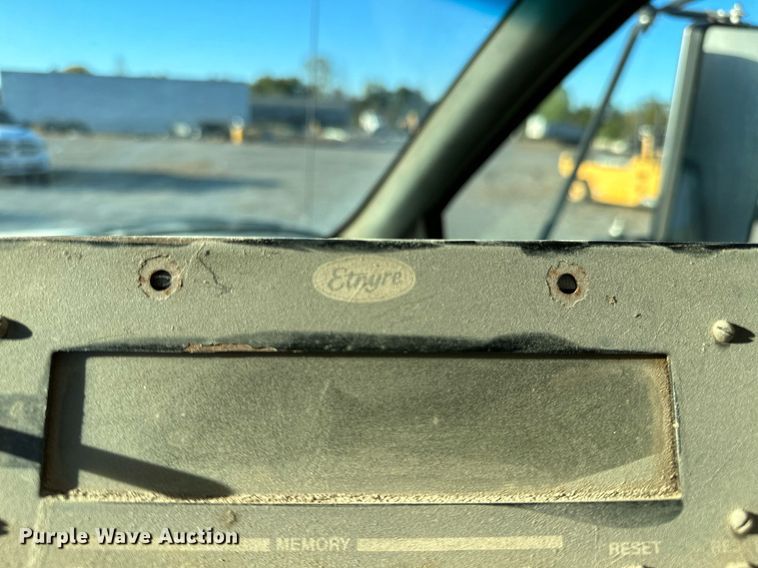 image for item NQ9471 2000 GMC C7500  oil distributor truck